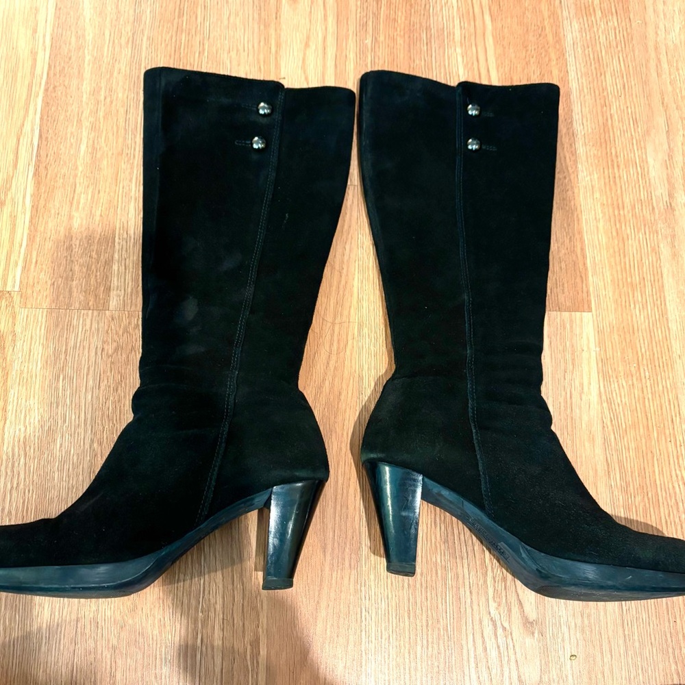 La CANADIENNE Black Heeled Boots Classic Design